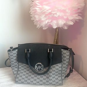 Micheal Kors satchel with crossbody strap, in like new condition!